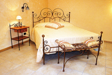 Elegante letto in ferro battuto a mano con un'elaborata testata - Acquista Properzio by Artigianfer Spello