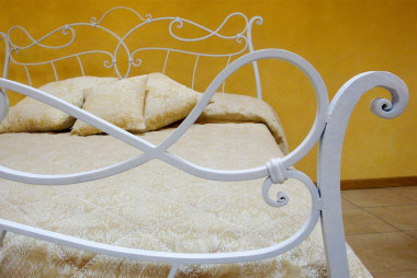 Detail of the workmanship of the hand-wrought iron bed - Buy Artemisia by Artigianfer Spello