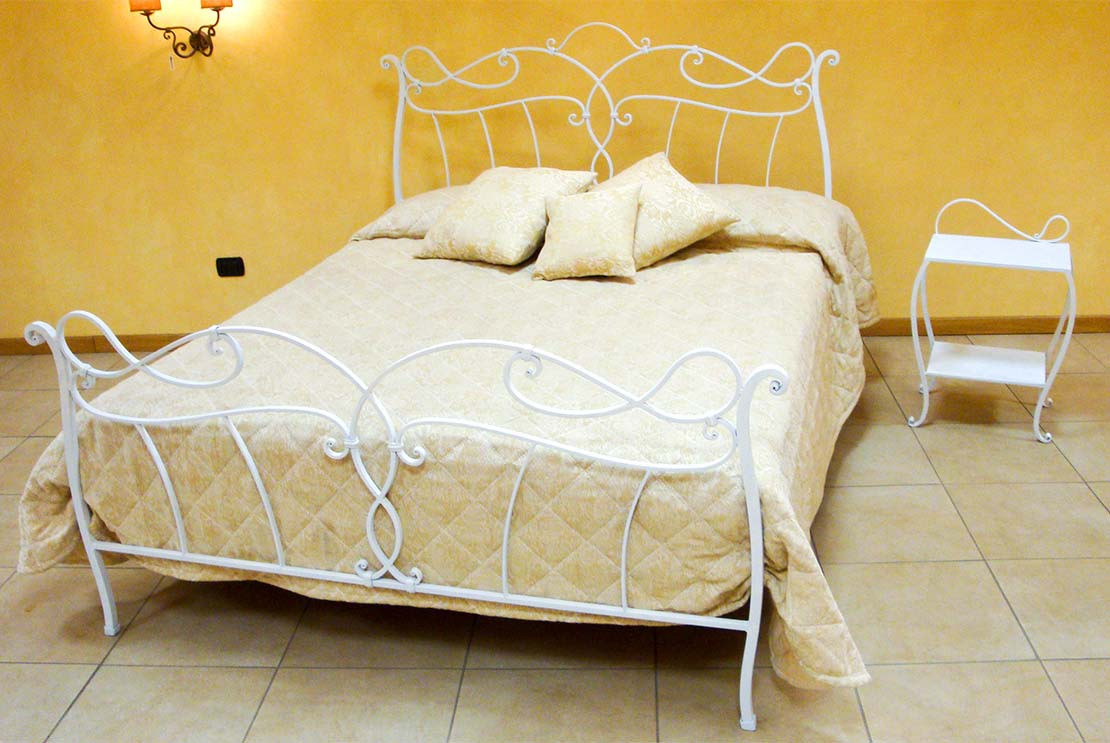 Letto in ferro battuto a mano dall'originale design - Acquista Artemisia by Artigianfer Spello