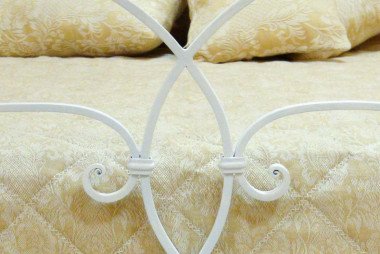 Detail of the banding of the hand-wrought iron elements of the bed - Buy Artemisia by Artigianfer Spello