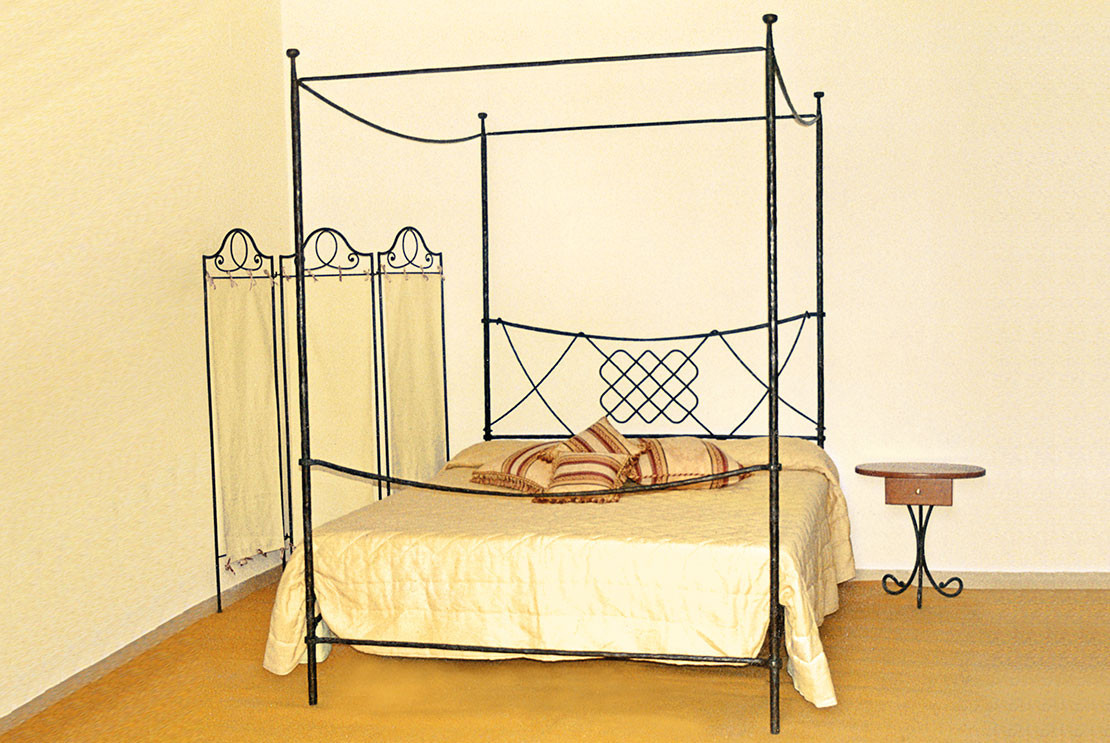 Hand-forged wrought iron canopy bed with a particular intertwining of iron - Buy Minerva four-poster by Artigianfer Spello