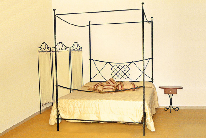 Hand-forged wrought iron canopy bed with a particular intertwining of iron - Buy Minerva four-poster by Artigianfer Spello