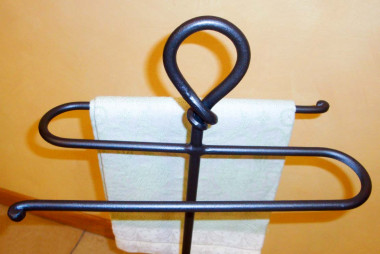 2-towel free-standing towel rack in hand-forged wrought iron - Buy Malta by Artigianfer Spello