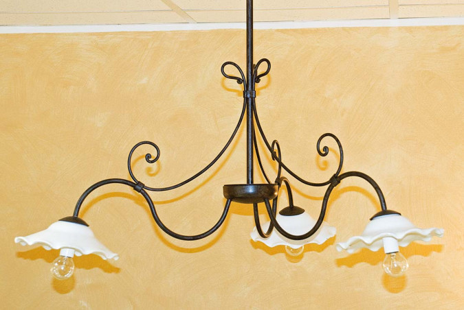 Lampadario a 3 bracci in ferro battuto a mano con paralumi in ceramica ondulata - Acquista Iris by Artigianfer Spello