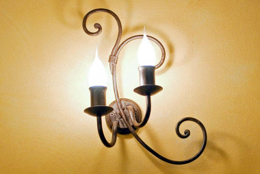 Lampada da parete a due luci in ferro battuto forgiato a mano - Acquista Praga Applique by Artigianfer Spello
