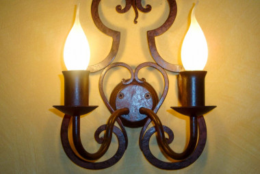 Particolare applique a 2 luci in ferro battuto a mano per arredo interni - Acquista Tulipano by Artigianfer Spello