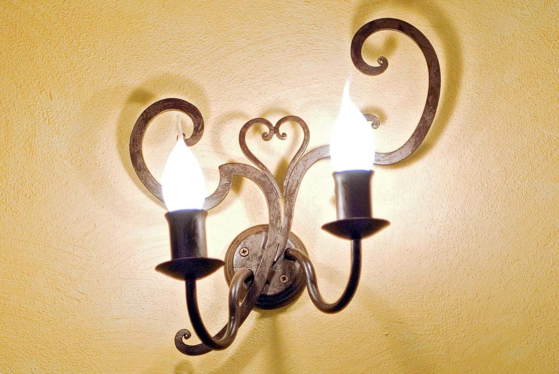 lampada da parete in metallo con fiori in acrilico viola avalonrelax scelta 