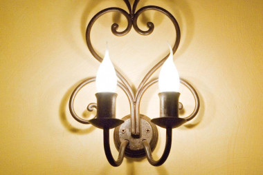 Applique a 2 luci in ferro battuto a mano con lavorazione a cuori - Acquista la lampada a muro Decò by Artigianfer Spello