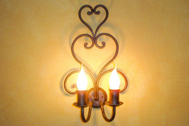 Applique a 2 luci in ferro battuto a mano con lavorazione a cuori - Acquista la lampada a muro Decò by Artigianfer Spello