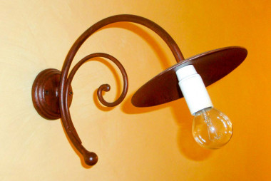Classica applique con piattino in metallo in ferro battuto a mano - Acquista la lampada a muro Artù by Artigianfer Spello