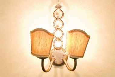 A two-bulb wall light in hand-forged wrought iron with fabric lampshades - Acquista Creta Applique by Artigianfer Spello