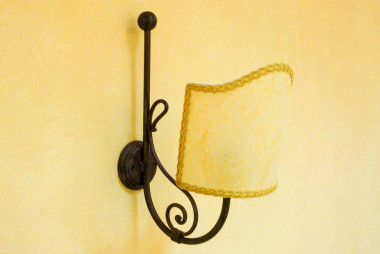Lampada a parete in ferro battuto con paralume a ventola - Acquista Provenza Applique by Artigianfer Spello