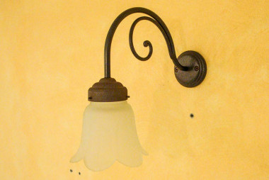 Lampada da parete vintage in ferro battuto a mano con paralume in vetro satinato - Acquista Ginevra by Artigianfer Spello