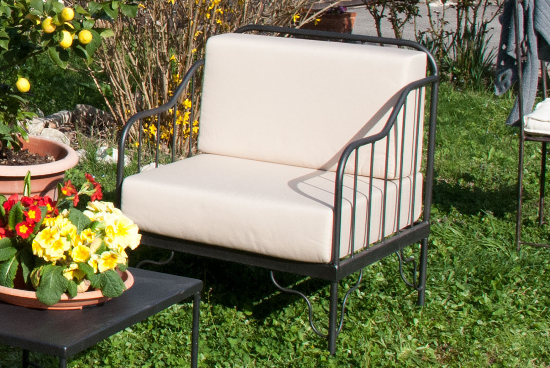 Modern, comfortable and sturdy wrought iron garden armchair. Buy Saturnia by Artigianfer Spello