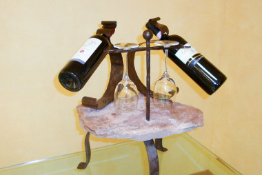 Portabottiglie con porta bicchieri in ferro battuto forgiato a mano - Acquista Sasso Rosso by Artigianfer Spello