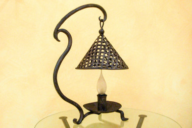 Lampada da comodino o da tavolo in ferro battuto in stile etnico - Acquista l'abat-jour Arianna by Artigianfer Spello