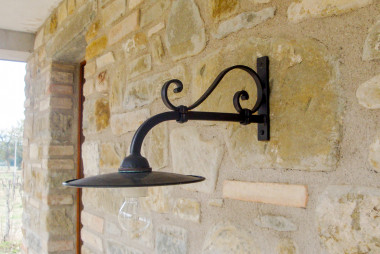 Lampada da esterno braccio a muro in ferro battuto forgiato a mano  - Acquista Gonzaga by Artigianfer Spello