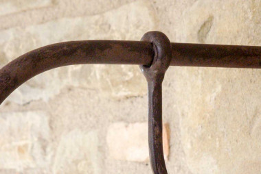 Detail of the wrought iron workmanship of the outdoor wall arm - On sale Hermitage by Artigianfer Spello Italy