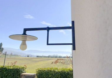 Moderna lampada braccio a muro per esterni in ferro battuto forgiato - In vendita Hermitage Square by Artigianfer Spello