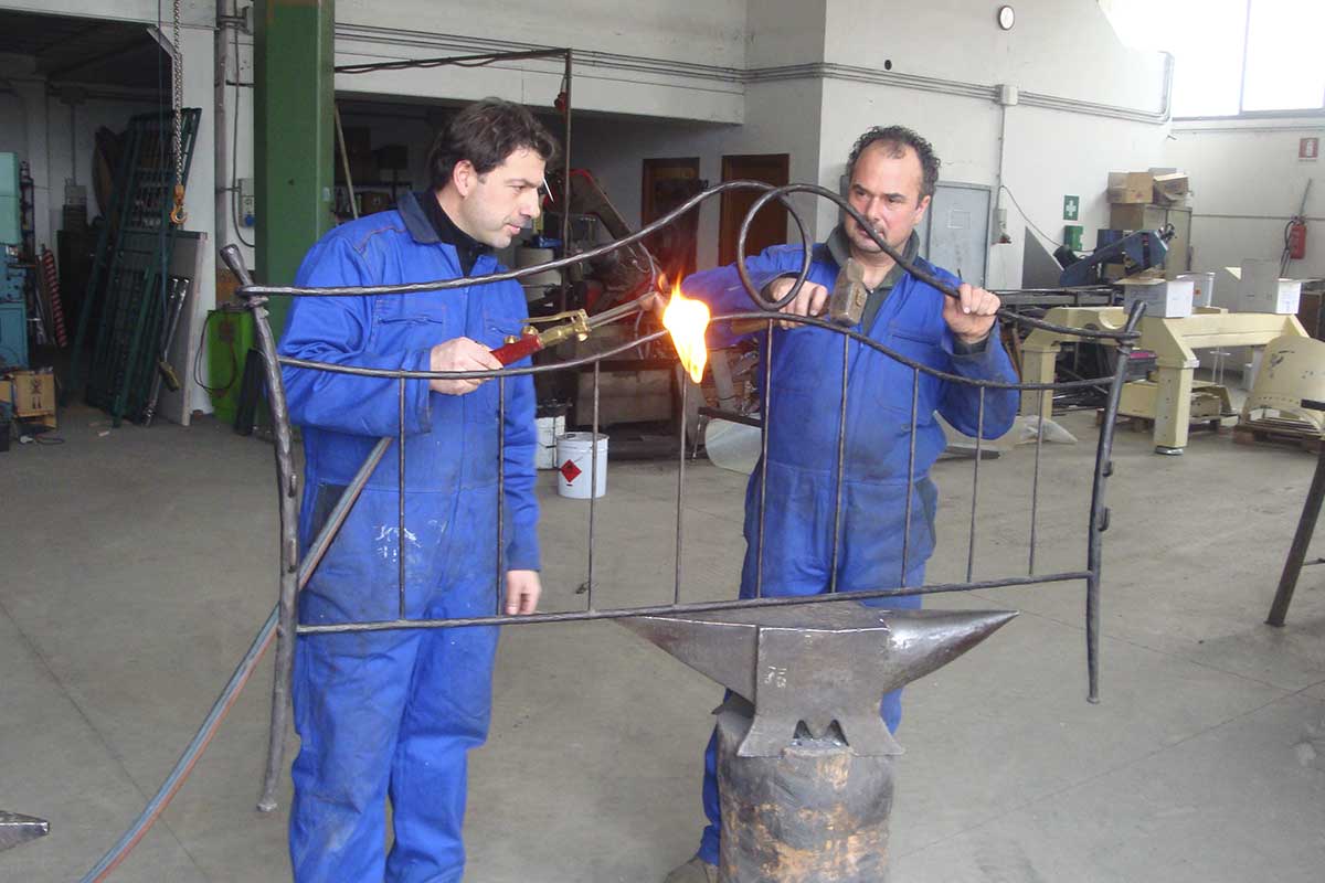 The wrought iron bed is assembled by hand with the riveting technique - Artigianfer Spello Umbria Italy