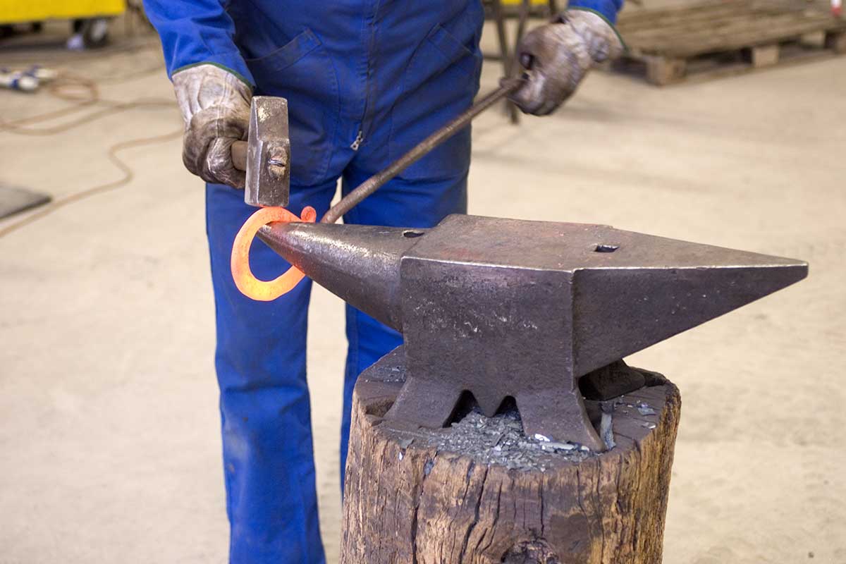 Lavorazione del ferro battuto: il ferro viene scaldato a 1.100 C° nella forgia - Artigianfer Spello Umbria