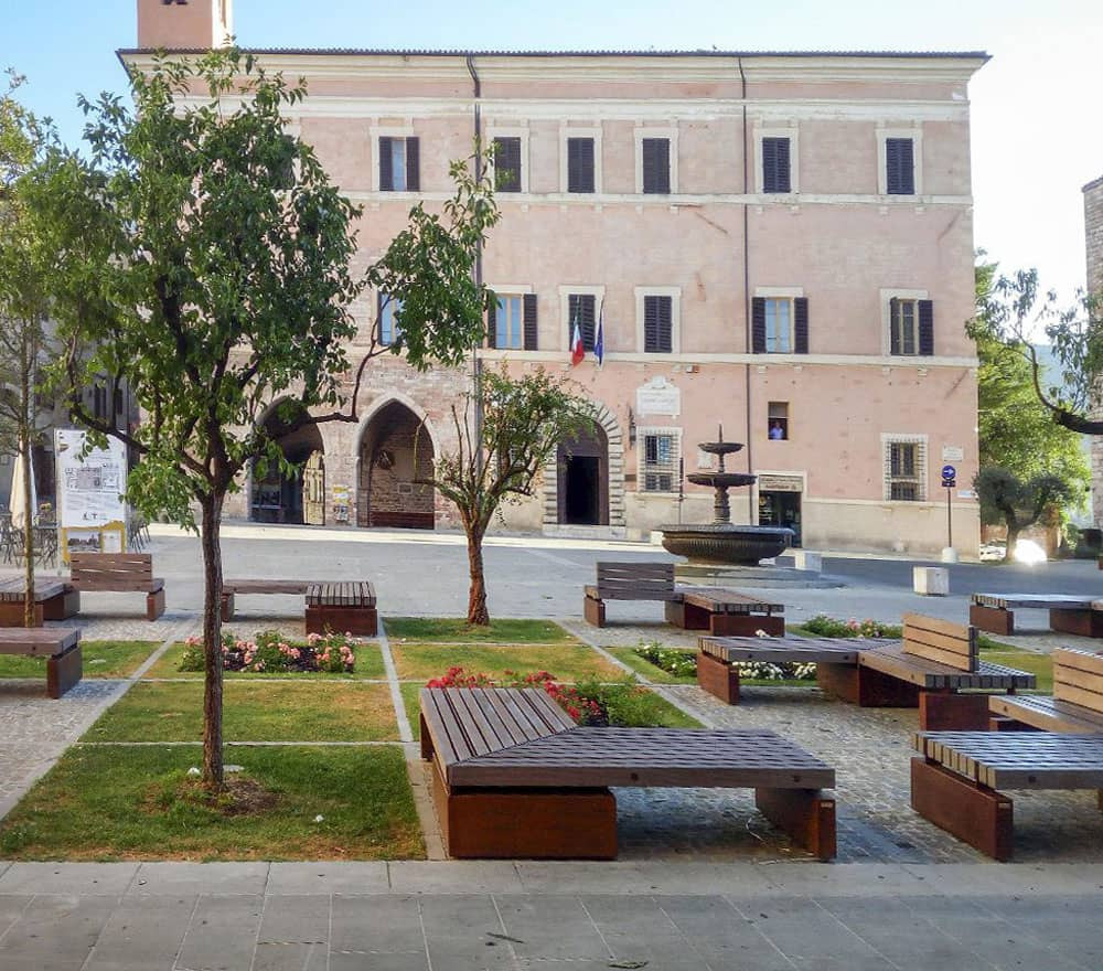 ARREDO URBANO PER UN BORGO MEDIEVALE. SPELLO